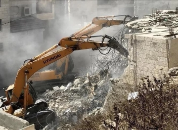 The occupation forces compel a Jerusalemite to demolish his house in Sur Baher