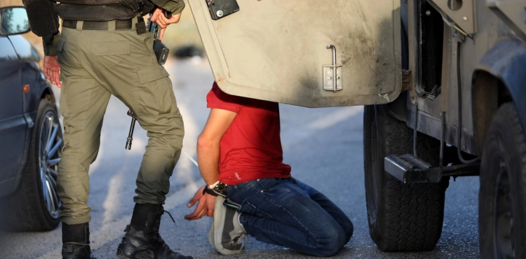 The occupation arrests four young men and steals a sum of money in Qalqilya