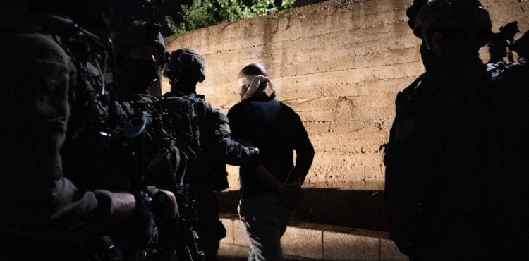 The occupation launches an arrest campaign in various areas of the West Bank