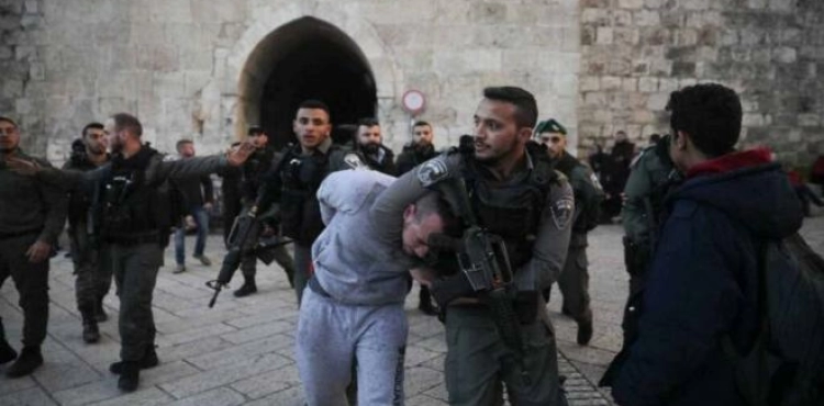 The occupation arrests 6 Jerusalemites and assaults those deported from Al-Aqsa