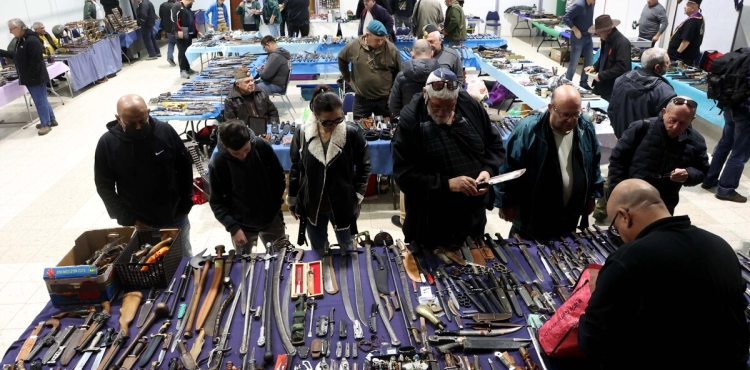 Israel distributes 27,000 weapons to residents of the “Gaza envelope”