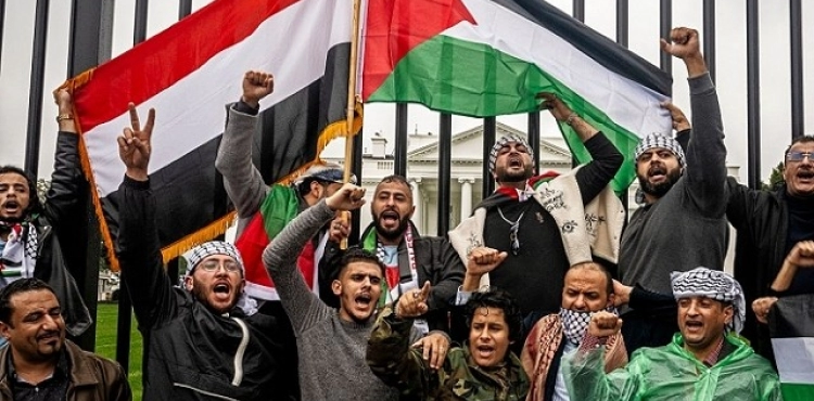 Thousands of Palestinian supporters demonstrate in front of the White House