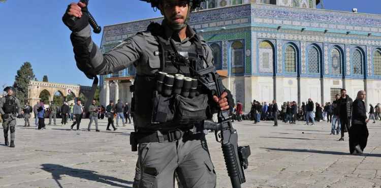 The occupation forces prevent dozens of worshipers from entering Al-Aqsa Mosque