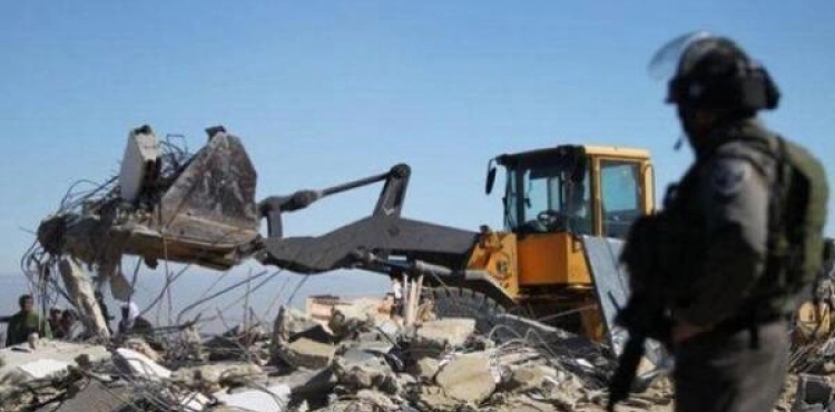 The occupation forces a Jerusalemite to demolish his house in Jabr al-Mukaber in Jerusalem
