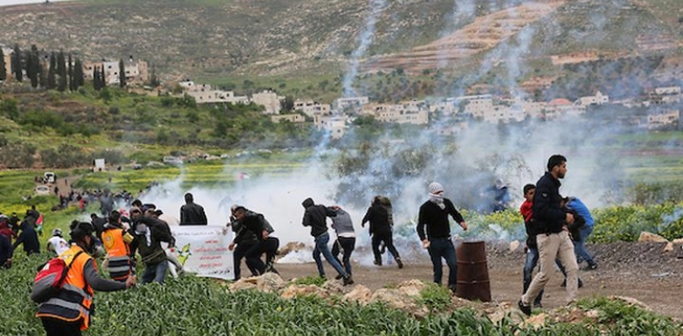 Dozens of people suffocated and 4 were wounded by bullets in clashes in Mughayir, northeast of Ramallah
