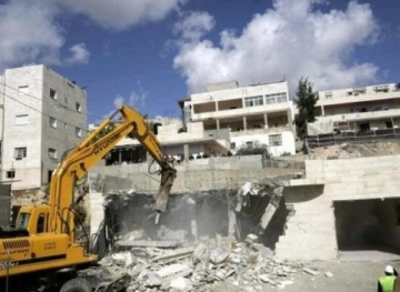 The occupation notifies the demolition of a house and settlers destroy a mobile home