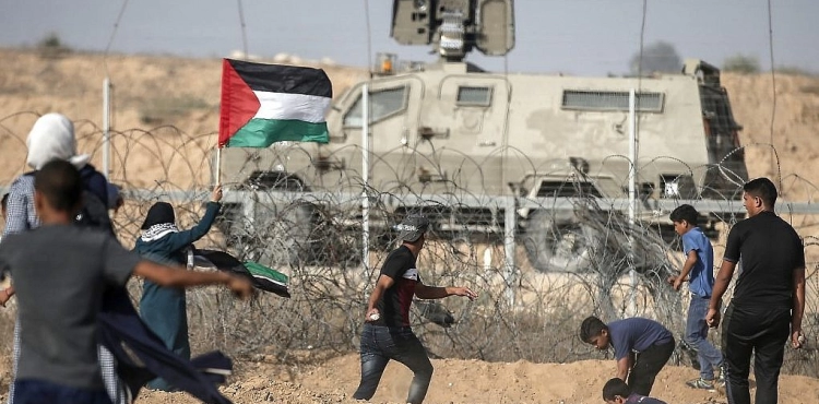 The occupation arrests two young men and quells gatherings on the Gaza border