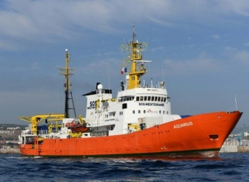 The Libyan vessel &quot;Aquareos&quot; is still at sea with 141 people aboard.