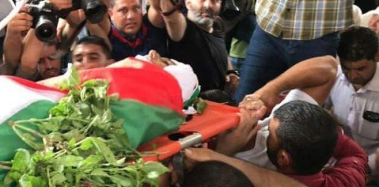 The crowds of Gaza are a martyr the child Ahmed the father of rope