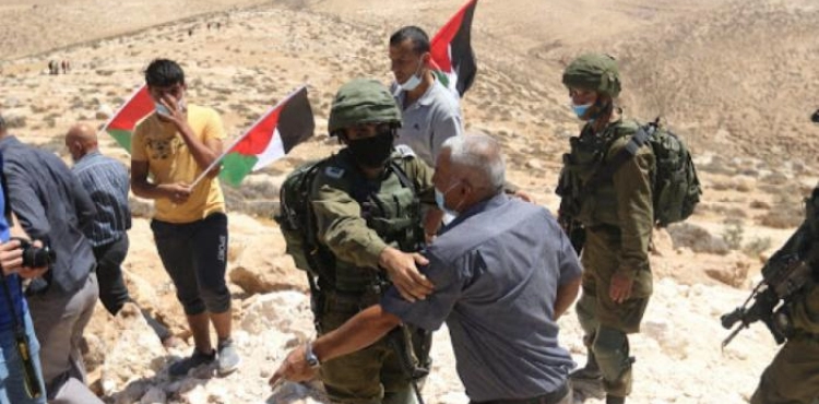 The occupation suppresses a protest against the settlements and detains a number of journalists south of Hebron