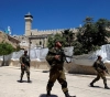 Hebron: Settlers attack citizens under the protection of the occupation army and arrest a girl and two young men