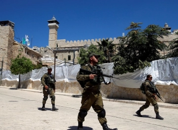 Hebron: Settlers attack citizens under the protection of the occupation army and arrest a girl and two young men