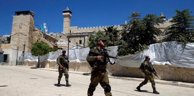 Hebron: Settlers attack citizens under the protection of the occupation army and arrest a girl and two young men