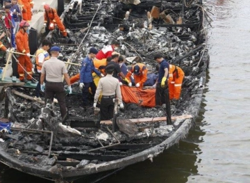 10 people killed in Indonesian vessel fire