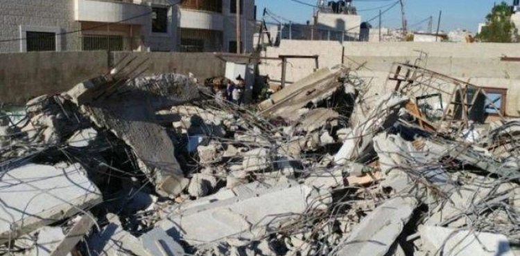The occupation forces a citizen in Al-Isawiya to demolish his house