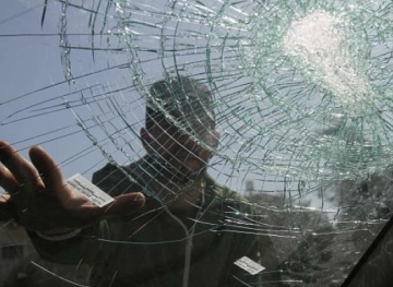 Tulkarm: Settlers attack citizens&acute; vehicles