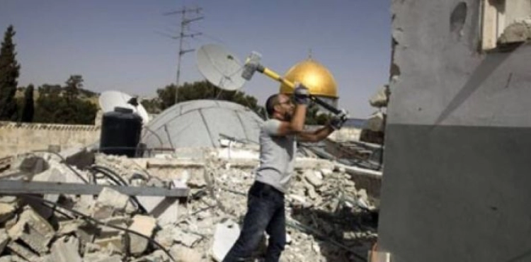 Jerusalem .. Municipality of the occupation forces the family of Jerusalem to demolish the house &quot;self&quot;