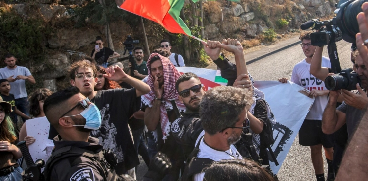 The occupation suppresses a protest in Sheikh Jarrah
