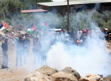 Dozens injured as the occupation suppresses a demonstration east of Nablus