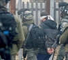 The occupation arrests 21 citizens in the West Bank