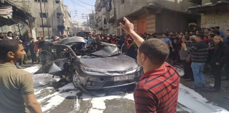 A martyr and three injuries targeting a car in central Gaza