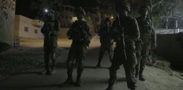 Israeli occupation army arrest 12 Palestinians from the West Bank