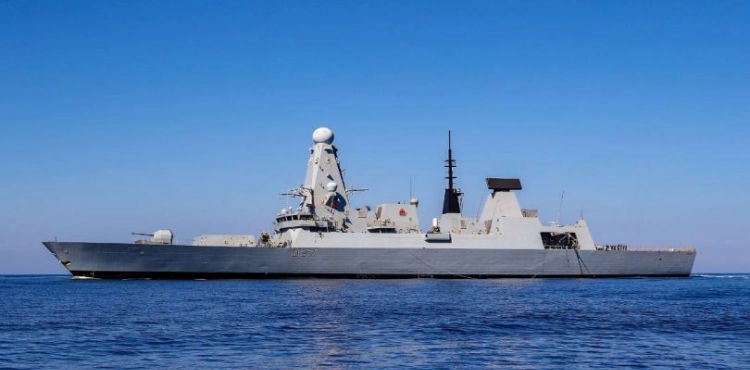 The arrival of a British destroyer to the Gulf to strengthen the protection of oil tankers and ships