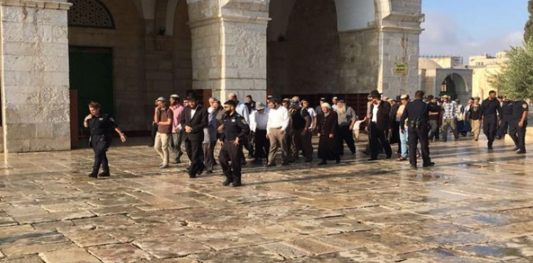107 &quot;Israelis&quot; storm ing the courtyards of al-Aqsa Mosque