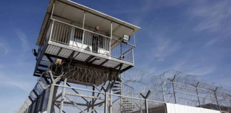 Prisoners&acute; Committee: 100 Palestinian prisoners continue their hunger strike in Israeli jails