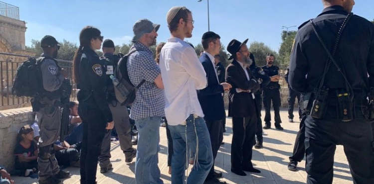 Hundreds of settlers storm the courtyards of Al-Aqsa Mosque