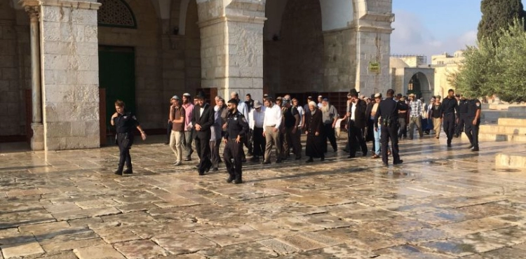 52 settlers storm the courtyards of al-Aqsa Mosque