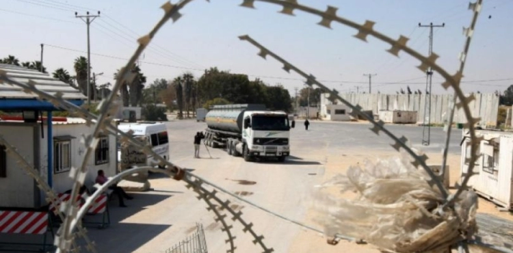 Occupation halts cement entry into Gaza and withdraws permits for 500 merchants
