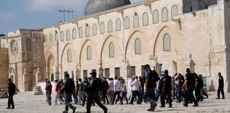 Dozens of settlers storm the courtyards of Al-Aqsa Mosque