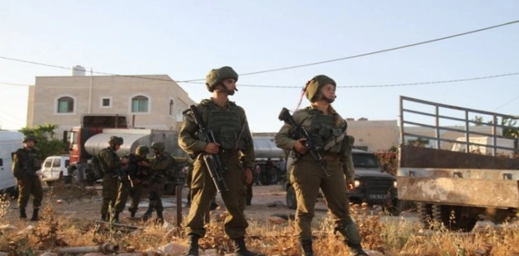 The occupation arrests 3 Palestinians from Ramallah and searches houses in Hebron