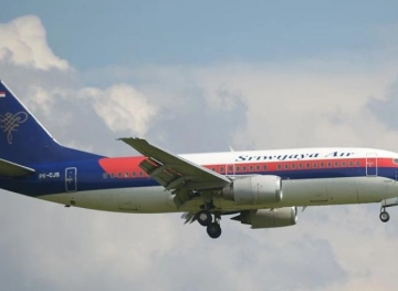 The Indonesian authorities announce the crash of a passenger plane with 62 people on board