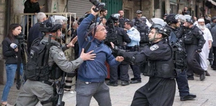 11 Palestinians were injured, including a journalist, after the occupation suppressed a sit-in in Jerusalem