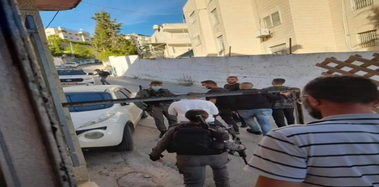 The occupation arrests 12 Palestinian citizens in the West Bank and Jerusalem