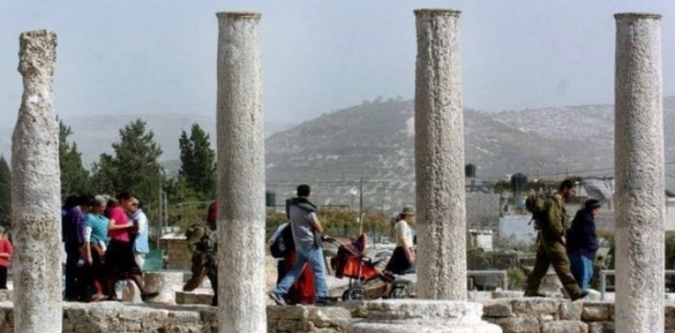 Nablus.. Settlers storm the archaeological area in the town of &quot;Sebastia&quot;