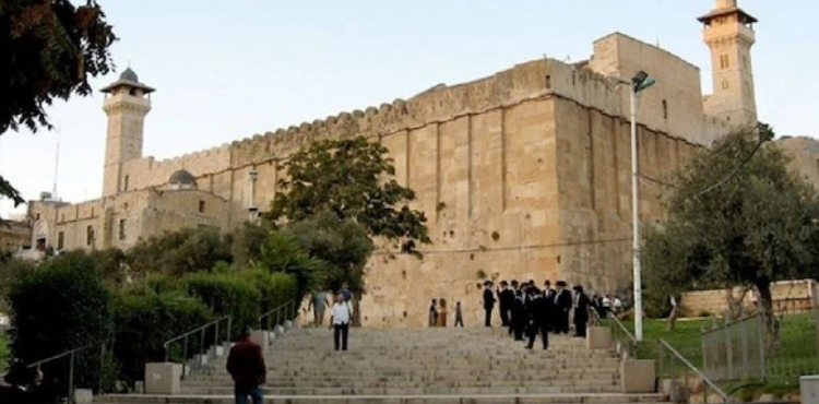 Endowments: The occupation has prevented the call to prayer 250 times in the Ibrahimi Mosque since the beginning of the year