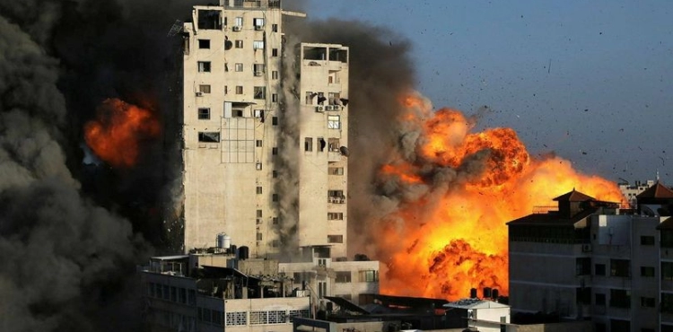 Occupation warplanes bomb Al-Shorouk Tower in the center of Gaza City