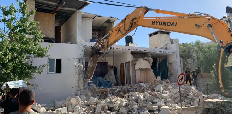 The occupation forces a citizen of Shuafat to demolish his house