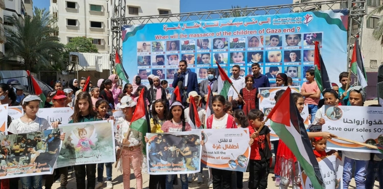 Gaza children launch balloons bearing pictures of martyrs and call for their protectionØ§