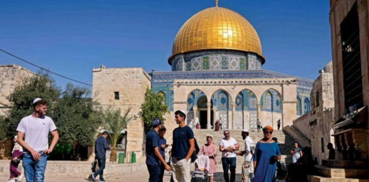 Under the protection of the occupation police, settlers storm Al-Aqsa Mosque