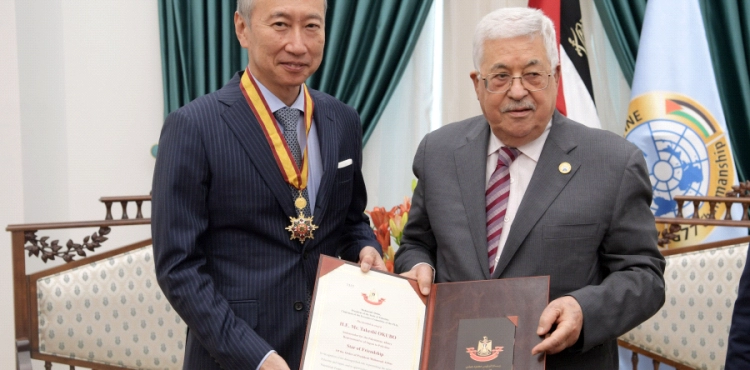 The President imitates Japan&acute;s representative to Palestine the star of friendship from the President&acute;s Medal
