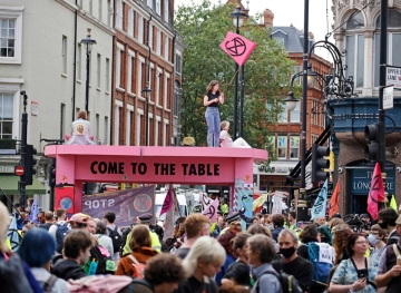 Thousands of protesters in London launch movements to call for combating climate variability