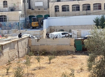 The occupation arrests a number of young men in Silwan and storms Al-Isawiya