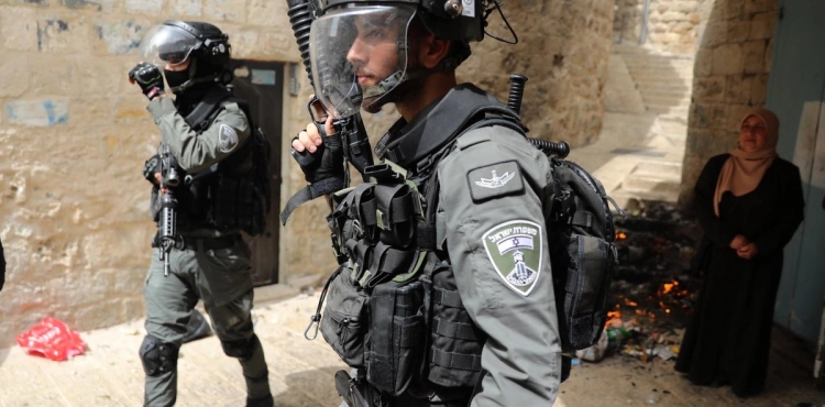 The occupation arrests 3 minors from Bab al-Amud