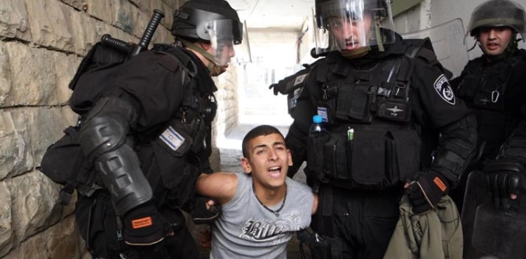 The occupation arrests 15 Palestinians from the West Bank