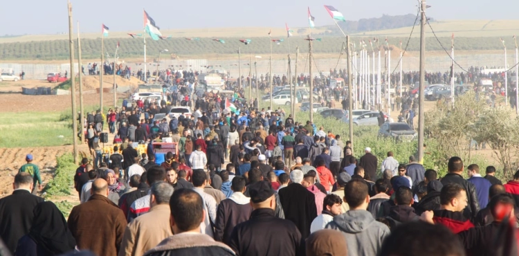 Two martyrs. and 62 injuries. In the occupation attack on the return marches east of Gaza