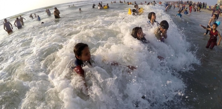 Gaza Municipality warns against swimming after pumping sewage water to the sea shores